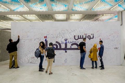 27 octobre 2014 : l'effrevescence commence au centre de presse de l'ISIE, située au Palais des Congrès de Tunis, où des centaines de journalistes nationaux et internationaux enchainent pour les jours à venir les conférences de presse qui donneront les résultats partiels circonscriptions par circonscriptions. Les résultats complets sont à prévoir dans les 48 à 72 h après les votes.