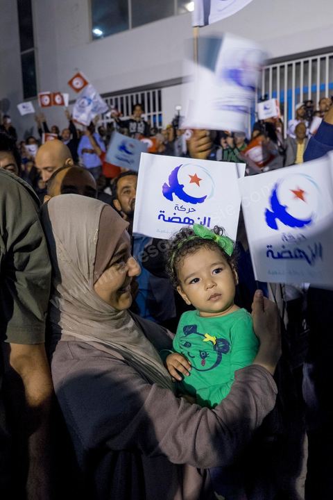 27 octobre 2014 : à l'appel du parti Ennahdha, plusieurs centaines de militants se sont réunis au lendemain des élections. Les dirigeants du parti ont remercié les militants pour leur engagement et reconnaitre la défaite aux élections. Rached Ghannouchi, président du parti islamiste a remercié les militants dans son discours et reconnu la défaite. 