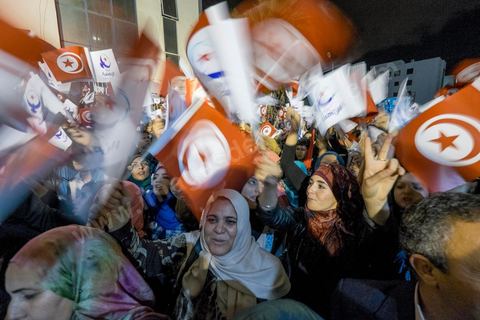 27 octobre 2014 : à l'appel du parti Ennahdha, plusieurs centaines de militants se sont réunis au lendemain des élections. Les dirigeants du parti ont remercié les militants pour leur engagement et reconnaitre la défaite aux élections. Rached Ghannouchi, président du parti islamiste a remercié les militants dans son discours et reconnu la défaite. 