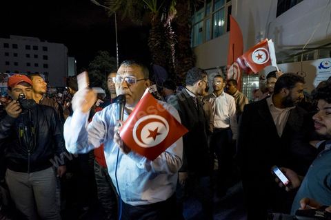 27 octobre 2014 : à l'appel du parti Ennahdha, plusieurs centaines de militants se sont réunis au lendemain des élections. Les dirigeants du parti ont remercié les militants pour leur engagement et reconnaitre la défaite aux élections. Rached Ghannouchi, président du parti islamiste a remercié les militants dans son discours et reconnu la défaite. 
