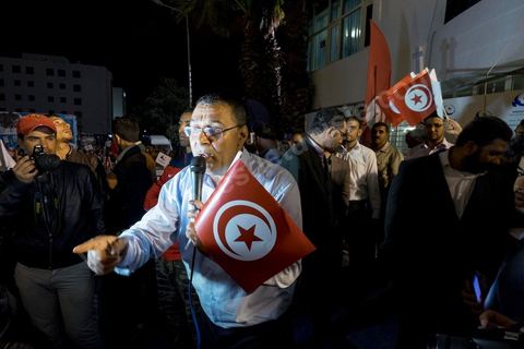 27 octobre 2014 : à l'appel du parti Ennahdha, plusieurs centaines de militants se sont réunis au lendemain des élections. Les dirigeants du parti ont remercié les militants pour leur engagement et reconnaitre la défaite aux élections. Rached Ghannouchi, président du parti islamiste a remercié les militants dans son discours et reconnu la défaite. 