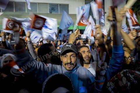 27 octobre 2014 : à l'appel du parti Ennahdha, plusieurs centaines de militants se sont réunis au lendemain des élections. Les dirigeants du parti ont remercié les militants pour leur engagement et reconnaitre la défaite aux élections. Rached Ghannouchi, président du parti islamiste a remercié les militants dans son discours et reconnu la défaite. 