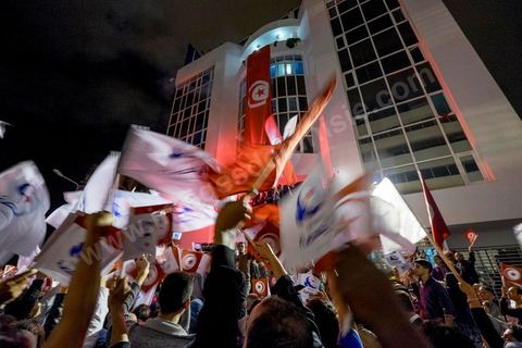 27 octobre 2014 : à l'appel du parti Ennahdha, plusieurs centaines de militants se sont réunis au lendemain des élections. Les dirigeants du parti ont remercié les militants pour leur engagement et reconnaitre la défaite aux élections. Rached Ghannouchi, président du parti islamiste a remercié les militants dans son discours et reconnu la défaite. 