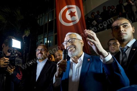 27 octobre 2014 : Discours Rached Ghannouchi, Président du parti islamiste Ennahdha. A l'appel du parti Ennahdha, plusieurs centaines de militants se sont réunis au lendemain des élections. Les dirigeants du parti ont remercié les militants pour leur engagement et reconnaitre la défaite aux élections. Rached Ghannouchi, président du parti islamiste a remercié les militants dans son discours et reconnu la défaite. 