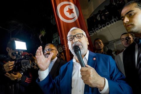 27 octobre 2014 : Discours Rached Ghannouchi, Président du parti islamiste Ennahdha. A l'appel du parti Ennahdha, plusieurs centaines de militants se sont réunis au lendemain des élections. Les dirigeants du parti ont remercié les militants pour leur engagement et reconnaitre la défaite aux élections. Rached Ghannouchi, président du parti islamiste a remercié les militants dans son discours et reconnu la défaite. 