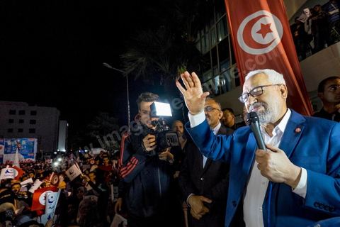 27 octobre 2014 : Discours Rached Ghannouchi, Président du parti islamiste Ennahdha. A l'appel du parti Ennahdha, plusieurs centaines de militants se sont réunis au lendemain des élections. Les dirigeants du parti ont remercié les militants pour leur engagement et reconnaitre la défaite aux élections. Rached Ghannouchi, président du parti islamiste a remercié les militants dans son discours et reconnu la défaite. 