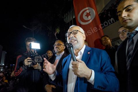27 octobre 2014 : à l'appel du parti Ennahdha, plusieurs centaines de militants se sont réunis au lendemain des élections. Les dirigeants du parti ont remercié les militants pour leur engagement et reconnaitre la défaite aux élections. Rached Ghannouchi, président du parti islamiste a remercié les militants dans son discours et reconnu la défaite. 
