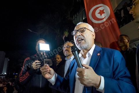 27 octobre 2014 : Discours Rached Ghannouchi, Président du parti islamiste Ennahdha. A l'appel du parti Ennahdha, plusieurs centaines de militants se sont réunis au lendemain des élections. Les dirigeants du parti ont remercié les militants pour leur engagement et reconnaitre la défaite aux élections. Rached Ghannouchi, président du parti islamiste a remercié les militants dans son discours et reconnu la défaite. 