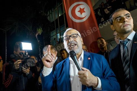 27 octobre 2014 : Discours Rached Ghannouchi, Président du parti islamiste Ennahdha. A l'appel du parti Ennahdha, plusieurs centaines de militants se sont réunis au lendemain des élections. Les dirigeants du parti ont remercié les militants pour leur engagement et reconnaitre la défaite aux élections. Rached Ghannouchi, président du parti islamiste a remercié les militants dans son discours et reconnu la défaite. 