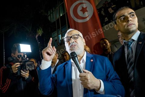 27 octobre 2014 : à l'appel du parti Ennahdha, plusieurs centaines de militants se sont réunis au lendemain des élections. Les dirigeants du parti ont remercié les militants pour leur engagement et reconnaitre la défaite aux élections. Rached Ghannouchi, président du parti islamiste a remercié les militants dans son discours et reconnu la défaite. 