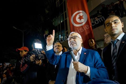 27 octobre 2014 : Discours Rached Ghannouchi, Président du parti islamiste Ennahdha. A l'appel du parti Ennahdha, plusieurs centaines de militants se sont réunis au lendemain des élections. Les dirigeants du parti ont remercié les militants pour leur engagement et reconnaitre la défaite aux élections. Rached Ghannouchi, président du parti islamiste a remercié les militants dans son discours et reconnu la défaite. 