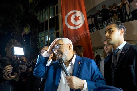27 octobre 2014 : Discours Rached Ghannouchi, Président du parti islamiste Ennahdha. A l'appel du parti Ennahdha, plusieurs centaines de militants se sont réunis au lendemain des élections. Les dirigeants du parti ont remercié les militants pour leur engagement et reconnaitre la défaite aux élections. Rached Ghannouchi, président du parti islamiste a remercié les militants dans son discours et reconnu la défaite. 
