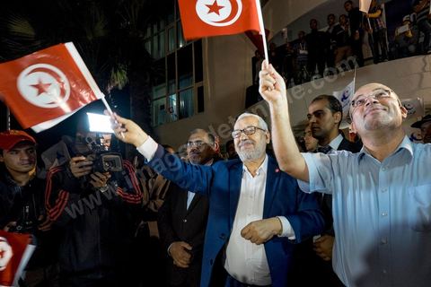 27 octobre 2014 : Discours Rached Ghannouchi, Président du parti islamiste Ennahdha. A l'appel du parti Ennahdha, plusieurs centaines de militants se sont réunis au lendemain des élections. Les dirigeants du parti ont remercié les militants pour leur engagement et reconnaitre la défaite aux élections. Rached Ghannouchi, président du parti islamiste a remercié les militants dans son discours et reconnu la défaite. 
