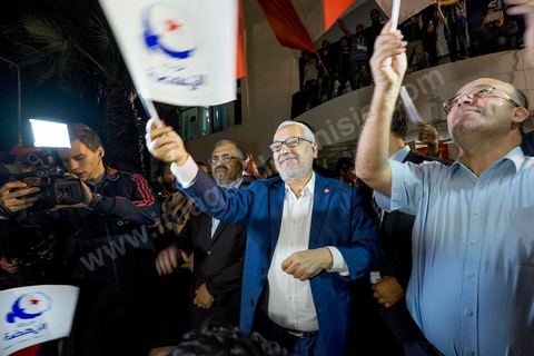 27 octobre 2014 : Discours Rached Ghannouchi, Président du parti islamiste Ennahdha. A l'appel du parti Ennahdha, plusieurs centaines de militants se sont réunis au lendemain des élections. Les dirigeants du parti ont remercié les militants pour leur engagement et reconnaitre la défaite aux élections. Rached Ghannouchi, président du parti islamiste a remercié les militants dans son discours et reconnu la défaite. 