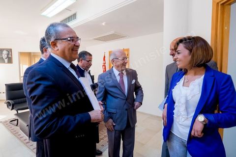29 octobre 2014 : portrait de Béji Caïd Essebsi, Président du parti Nidaa Tounes, dans son bureau au siège du parti Nidaa Tounes. Nidaa Tounes, parti créé il y a deux ans, est sorti premier des élections législatives. Ambiance de fête et de félicitations dan sle bureau du président avec ses proches collaborateurs.