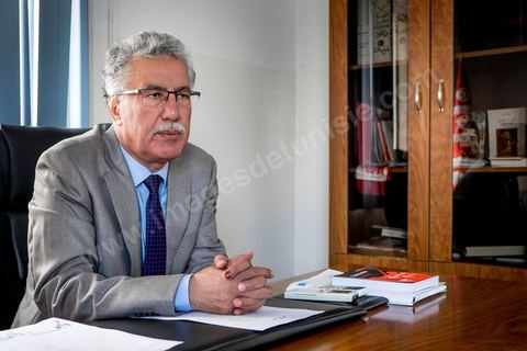 31 octobre 2014 : portrait de Hamma Hammami dans son bureau du parti du Front populaire au lendemain des élections législatives. La bipolarisation de la vie politique tunisienne entre Nida Tounes et Ennahdha ne devrait pas cacher la 3ème place qu'occupent désormais le Front populaire et Hamma Hammami dans le paysage politique tunisien.