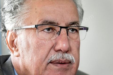31 octobre 2014 : portrait de Hamma Hammami dans son bureau du parti du Front populaire au lendemain des élections législatives. La bipolarisation de la vie politique tunisienne entre Nida Tounes et Ennahdha ne devrait pas cacher la 3ème place qu'occupent désormais le Front populaire et Hamma Hammami dans le paysage politique tunisien.