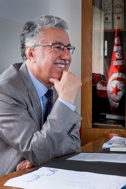 31 octobre 2014 : portrait de Hamma Hammami dans son bureau du parti du Front populaire au lendemain des élections législatives. La bipolarisation de la vie politique tunisienne entre Nida Tounes et Ennahdha ne devrait pas cacher la 3ème place qu'occupent désormais le Front populaire et Hamma Hammami dans le paysage politique tunisien.