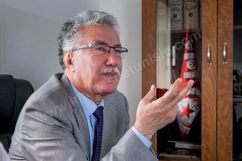31 octobre 2014 : portrait de Hamma Hammami dans son bureau du parti du Front populaire au lendemain des élections législatives. La bipolarisation de la vie politique tunisienne entre Nida Tounes et Ennahdha ne devrait pas cacher la 3ème place qu'occupent désormais le Front populaire et Hamma Hammami dans le paysage politique tunisien.