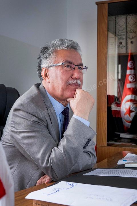 31 octobre 2014 : portrait de Hamma Hammami dans son bureau du parti du Front populaire au lendemain des élections législatives. La bipolarisation de la vie politique tunisienne entre Nida Tounes et Ennahdha ne devrait pas cacher la 3ème place qu'occupent désormais le Front populaire et Hamma Hammami dans le paysage politique tunisien.