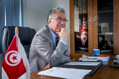 31 octobre 2014 : portrait de Hamma Hammami dans son bureau du parti du Front populaire au lendemain des élections législatives. La bipolarisation de la vie politique tunisienne entre Nida Tounes et Ennahdha ne devrait pas cacher la 3ème place qu'occupent désormais le Front populaire et Hamma Hammami dans le paysage politique tunisien.