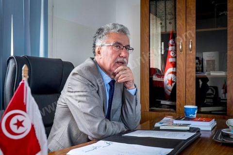 31 octobre 2014 : portrait de Hamma Hammami dans son bureau du parti du Front populaire au lendemain des élections législatives. La bipolarisation de la vie politique tunisienne entre Nida Tounes et Ennahdha ne devrait pas cacher la 3ème place qu'occupent désormais le Front populaire et Hamma Hammami dans le paysage politique tunisien.