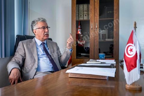 31 octobre 2014 : portrait de Hamma Hammami dans son bureau du parti du Front populaire au lendemain des élections législatives. La bipolarisation de la vie politique tunisienne entre Nida Tounes et Ennahdha ne devrait pas cacher la 3ème place qu'occupent désormais le Front populaire et Hamma Hammami dans le paysage politique tunisien.