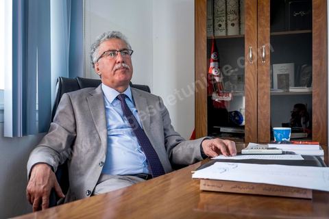 31 octobre 2014 : portrait de Hamma Hammami dans son bureau du parti du Front populaire au lendemain des élections législatives. La bipolarisation de la vie politique tunisienne entre Nida Tounes et Ennahdha ne devrait pas cacher la 3ème place qu'occupent désormais le Front populaire et Hamma Hammami dans le paysage politique tunisien.
