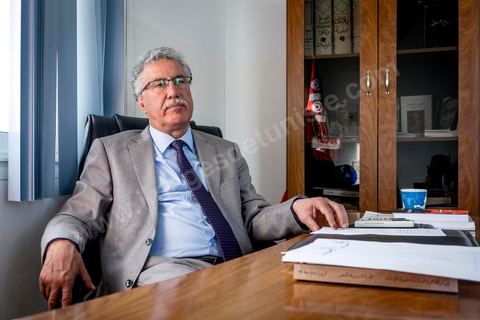 31 octobre 2014 : portrait de Hamma Hammami dans son bureau du parti du Front populaire au lendemain des élections législatives. La bipolarisation de la vie politique tunisienne entre Nida Tounes et Ennahdha ne devrait pas cacher la 3ème place qu'occupent désormais le Front populaire et Hamma Hammami dans le paysage politique tunisien.