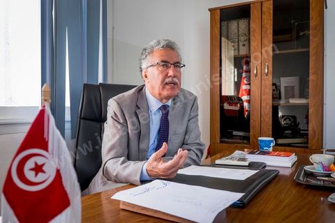 31 octobre 2014 : portrait de Hamma Hammami dans son bureau du parti du Front populaire au lendemain des élections législatives. La bipolarisation de la vie politique tunisienne entre Nida Tounes et Ennahdha ne devrait pas cacher la 3ème place qu'occupent désormais le Front populaire et Hamma Hammami dans le paysage politique tunisien.