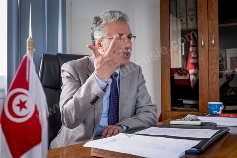31 octobre 2014 : portrait de Hamma Hammami dans son bureau du parti du Front populaire au lendemain des élections législatives. La bipolarisation de la vie politique tunisienne entre Nida Tounes et Ennahdha ne devrait pas cacher la 3ème place qu'occupent désormais le Front populaire et Hamma Hammami dans le paysage politique tunisien.
