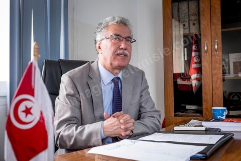 31 octobre 2014 : portrait de Hamma Hammami dans son bureau du parti du Front populaire au lendemain des élections législatives. La bipolarisation de la vie politique tunisienne entre Nida Tounes et Ennahdha ne devrait pas cacher la 3ème place qu'occupent désormais le Front populaire et Hamma Hammami dans le paysage politique tunisien.