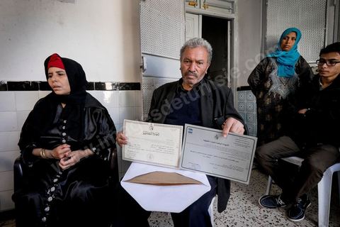 22 octobre 2014 : le père et la mère de Bilal Kaadi nous présentant les deux diplomes, bac et univeristaire, de leur fils mort à Benghazi. Rencontre avec 3 des 5 familles de jeunes partis en Libye faire le Jihad dans la ville de Oueslatia au centre de la Tunisie après la mort à Benghazi samedi 18 ocotbre de Bilal Kaadi, jeune tunisien de 23 ans.