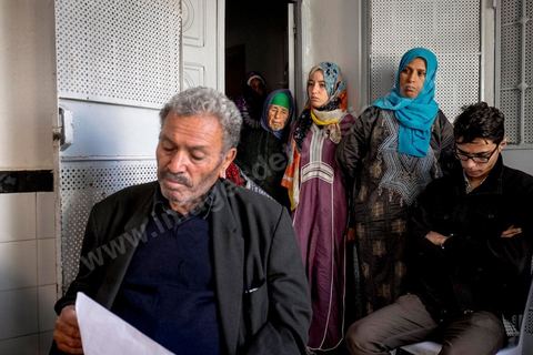 22 octobre 2014 : le père et la famille de Bilal pleurent la mort de son fils embrigadé au jihad en Libye par le cheikh de la ville.Rencontre avec 3 des 5 familles de jeunes partis en Libye faire le Jihad dans la ville de Oueslatia au centre de la Tunisie après la mort à Benghazi samedi 18 ocotbre de Bilal Kaadi, jeune tunisien de 23 ans.