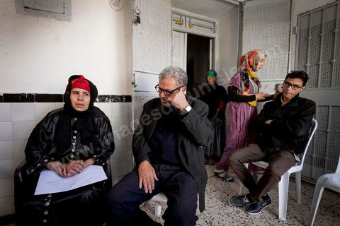 22 octobre 2014 : toute la famille de Bilal réunie à la maison en souvenir de leur fils parti faire le jihad après avoir été embrigadé par le cheikh de la ville avec 5 autres jeunes et mort dans l'explosion d'une voiture kamikaze alors qu'il voulait revenir en Tunisie. Rencontre avec 3 des 5 familles de jeunes partis en Libye faire le Jihad dans la ville de Oueslatia au centre de la Tunisie après la mort à Benghazi samedi 18 ocotbre de Bilal Kaadi, jeune tunisien de 23 ans.