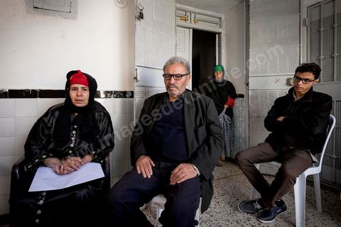 22 octobre 2014 : toute la famille de Bilal réunie à la maison en souvenir de leur fils parti faire le jihad après avoir été embrigadé par le cheikh de la ville avec 5 autres jeunes et mort dans l'explosion d'une voiture kamikaze alors qu'il voulait revenir en Tunisie. Rencontre avec 3 des 5 familles de jeunes partis en Libye faire le Jihad dans la ville de Oueslatia au centre de la Tunisie après la mort à Benghazi samedi 18 ocotbre de Bilal Kaadi, jeune tunisien de 23 ans.