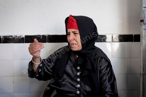 22 octobre 2014 : la mère de Bilal pleure la mort de son fils embrigadé au jihad en Libye par le cheikh de la ville. Rencontre avec 3 des 5 familles de jeunes partis en Libye faire le Jihad dans la ville de Oueslatia au centre de la Tunisie après la mort à Benghazi samedi 18 ocotbre de Bilal Kaadi, jeune tunisien de 23 ans.