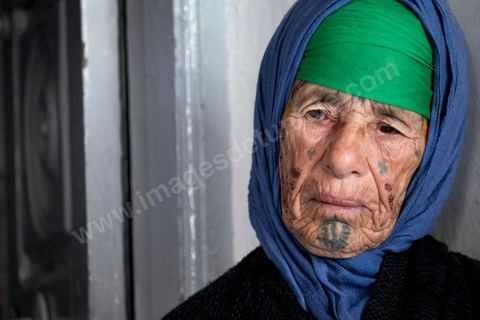 22 octobre 2014 : la grand-mère de Bilal pleure la mort de son petit -fils embrigadé au jihad en Libye par le cheikh de la ville. Rencontre avec 3 des 5 familles de jeunes partis en Libye faire le Jihad dans la ville de Oueslatia au centre de la Tunisie après la mort à Benghazi samedi 18 ocotbre de Bilal Kaadi, jeune tunisien de 23 ans.