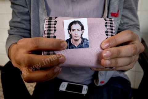 22 octobre 2014 : Najeh montre la photo de son frère Walid Abdaoui, 24 ans, parti avec 4 autres amis de Oueslatia faire le jihad en Libye. ces jeunes de 19 ans à 24 ans ont été embrigadé par le cheikh de la grande mosuqée d ela ville lors de ramadan. Rencontre avec 3 des 5 familles de jeunes partis en Libye faire le Jihad dans la ville de Oueslatia au centre de la Tunisie après la mort à Benghazi samedi 18 ocotbre de Bilal Kaadi, jeune tunisien de 23 ans.