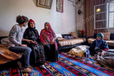 22 octobre 2014 : Najeh (g), soeur de Walid Abdaoui, parti en libye, et Rebah Abdaoui (d), mère de Walid, parti en Libye, réconfortent la mère de Bilal Kaadi, le jeune mort à Benghazi samedi 18 octobre dans une voiture kamikaze alors qu'il souhaitait rentrer en Tunisie. Rencontre avec 3 des 5 familles de jeunes partis en Libye faire le Jihad dans la ville de Oueslatia au centre de la Tunisie après la mort à Benghazi samedi 18 ocotbre de Bilal Kaadi, jeune tunisien de 23 ans.