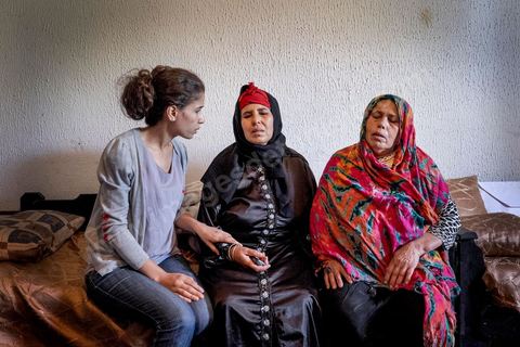 22 octobre 2014 : Najeh (g), soeur de Walid Abdaoui, parti en libye, et Rebah Abdaoui (d), mère de Walid, parti en Libye, réconfortent la mère de Bilal Kaadi, le jeune mort à Benghazi samedi 18 octobre dans une voiture kamikaze alors qu'il souhaitait rentrer en Tunisie. Rencontre avec 3 des 5 familles de jeunes partis en Libye faire le Jihad dans la ville de Oueslatia au centre de la Tunisie après la mort à Benghazi samedi 18 ocotbre de Bilal Kaadi, jeune tunisien de 23 ans.