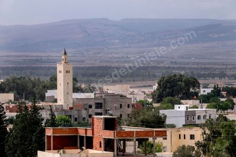 22 octobre 2014 : Oueslatia, ville de 10 000 habitants au centre de la Tunisie, compte trois mosquées dont la grande mosquée qui a servi à l'imam salafiste pour recruter des jeunes pour le jihad. Rencontre avec 3 des 5 familles de jeunes partis en Libye faire le Jihad dans la ville de Oueslatia au centre de la Tunisie après la mort à Benghazi samedi 18 ocotbre de Bilal Kaadi, jeune tunisien de 23 ans.