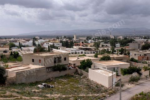 22 octobre 2014 : Oueslatia, ville de 10 000 habitants au centre de la Tunisie, compte trois mosquées dont la grande mosquée qui a servi à l'imam salafiste pour recruter des jeunes pour le jihad. Rencontre avec 3 des 5 familles de jeunes partis en Libye faire le Jihad dans la ville de Oueslatia au centre de la Tunisie après la mort à Benghazi samedi 18 ocotbre de Bilal Kaadi, jeune tunisien de 23 ans.