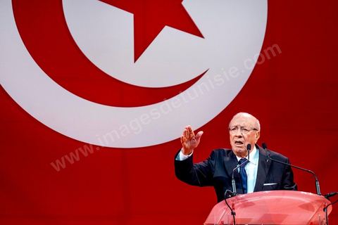15 novembre 2014 : meeting de Beji Caïd Essebsi, candidat à la présidentielle du 23 novembre 2014 pour le parti Nidaa Tounes, au palais des sports de Tunis. Dans une enceinte pleine, Béji Caïd Essebsi, 88 ans, a tenu un discours d'une vingtaine de minutes : « Nous ne prétendons pas nous éterniser à diriger les affaires du pays, mais nous formerons les jeunes à qui revient le droit de prendre le flambeau et d’assumer leurs responsabilités », a-t-il  indiqué en substance. Une jeunesse qui doit œuvrer dans un climat de sécurité et de stabilité afin de pouvoir mettre en place une stratégie de développement durable en impulsant la dynamique économique, a-t-il ajouté.