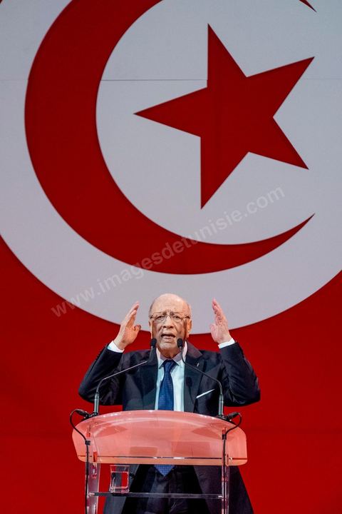 15 novembre 2014 : meeting de Beji Caïd Essebsi, candidat à la présidentielle du 23 novembre 2014 pour le parti Nidaa Tounes, au palais des sports de Tunis. Dans une enceinte pleine, Béji Caïd Essebsi, 88 ans, a tenu un discours d'une vingtaine de minutes : « Nous ne prétendons pas nous éterniser à diriger les affaires du pays, mais nous formerons les jeunes à qui revient le droit de prendre le flambeau et d’assumer leurs responsabilités », a-t-il  indiqué en substance. Une jeunesse qui doit œuvrer dans un climat de sécurité et de stabilité afin de pouvoir mettre en place une stratégie de développement durable en impulsant la dynamique économique, a-t-il ajouté.