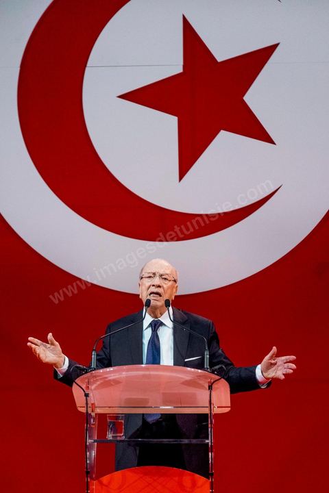 15 novembre 2014 : meeting de Beji Caïd Essebsi, candidat à la présidentielle du 23 novembre 2014 pour le parti Nidaa Tounes, au palais des sports de Tunis. Dans une enceinte pleine, Béji Caïd Essebsi, 88 ans, a tenu un discours d'une vingtaine de minutes : « Nous ne prétendons pas nous éterniser à diriger les affaires du pays, mais nous formerons les jeunes à qui revient le droit de prendre le flambeau et d’assumer leurs responsabilités », a-t-il  indiqué en substance. Une jeunesse qui doit œuvrer dans un climat de sécurité et de stabilité afin de pouvoir mettre en place une stratégie de développement durable en impulsant la dynamique économique, a-t-il ajouté.
