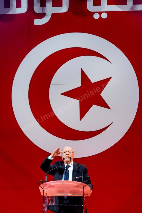 15 novembre 2014 : meeting de Beji Caïd Essebsi, candidat à la présidentielle du 23 novembre 2014 pour le parti Nidaa Tounes, au palais des sports de Tunis. Dans une enceinte pleine, Béji Caïd Essebsi, 88 ans, a tenu un discours d'une vingtaine de minutes : « Nous ne prétendons pas nous éterniser à diriger les affaires du pays, mais nous formerons les jeunes à qui revient le droit de prendre le flambeau et d’assumer leurs responsabilités », a-t-il  indiqué en substance. Une jeunesse qui doit œuvrer dans un climat de sécurité et de stabilité afin de pouvoir mettre en place une stratégie de développement durable en impulsant la dynamique économique, a-t-il ajouté.