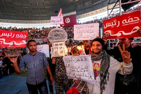 16 novembre 2014 : grand meeting politique du Front populaire, troisième force politique du pays, dans le cadre de la candidature de son président Hamma Hammami à la présidence de la république pour les élections du 23 novembre. Dans un long discours de plus d'une heure, Hammami, a assuré qu'il travaillera à l'installation d'une justice sociale et d'un équilibre entre les différentes régions du pays, avant de finir son meeting avec sa femme Radia Nasraoui, sa fille et tous ses amis et leaders du parti.