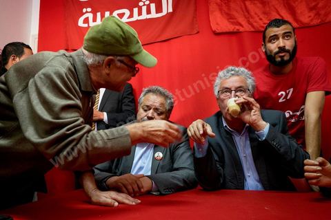 17 novembre 2014 : Hamma Hammami rencontre le smilitants du Front Populaire section Manouba dans le cadre de la campagne électorale pour les élections présidentielles du 23 novembre de Hamma Hammami, président du parti d'extrême gauche le Front popualire dan sles quartiers populaires de Oued Ellil et Douar Hicher, banlieue ouest de Tunis