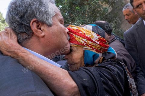 17 novembre 2014 : Visite de terrain de Hamma Hammami dans le quartier popualire de Oued Ellil, échange et discussion avec les habitants et les militants du Front Populaire. Campagne électorale pour les élections présidentielles du 23 novembre de Hamma Hammami, président du parti d'extrême gauche le Front popualire dan sles quartiers populaires de Oued Ellil et Douar Hicher, banlieue ouest de Tunis